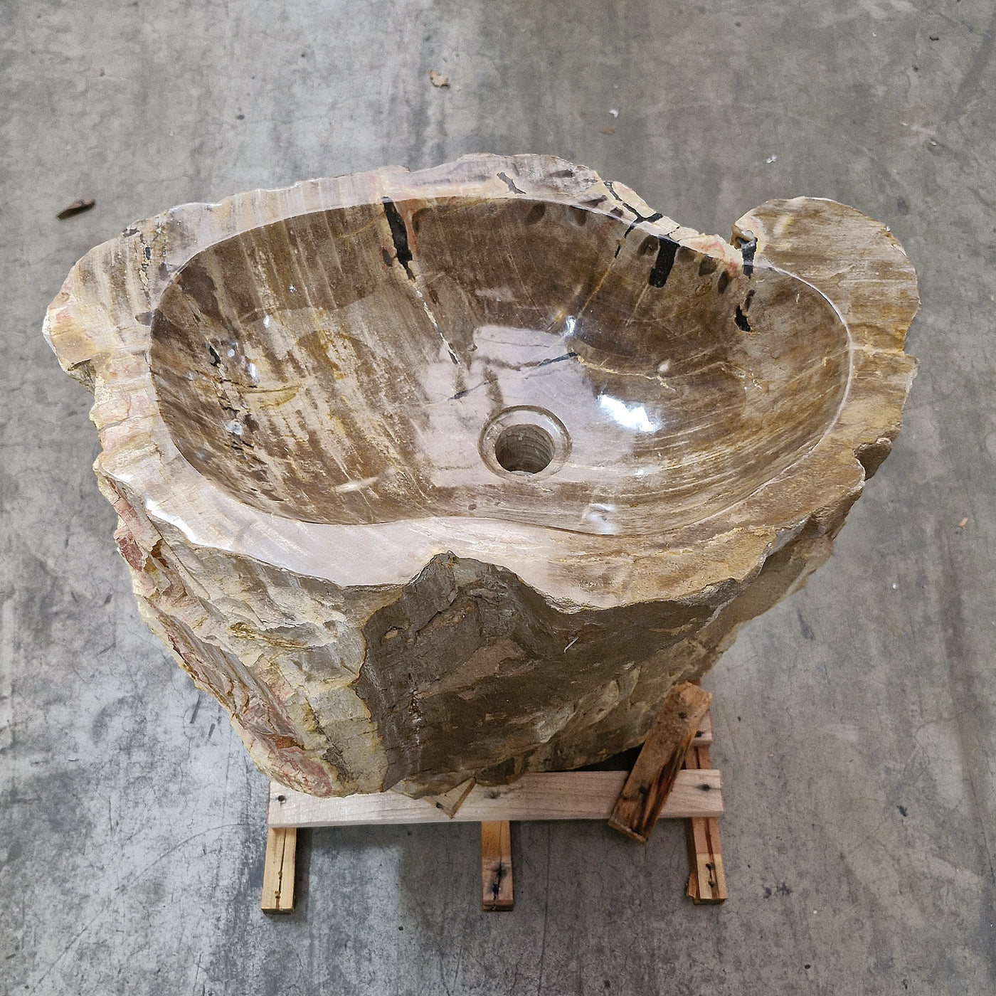 Standwaschbecken aus versteinertem Holz von Zakynthos, 60x39x90 cm, für Badgestaltung, mit natürlicher Holzmaserung sichtbar.