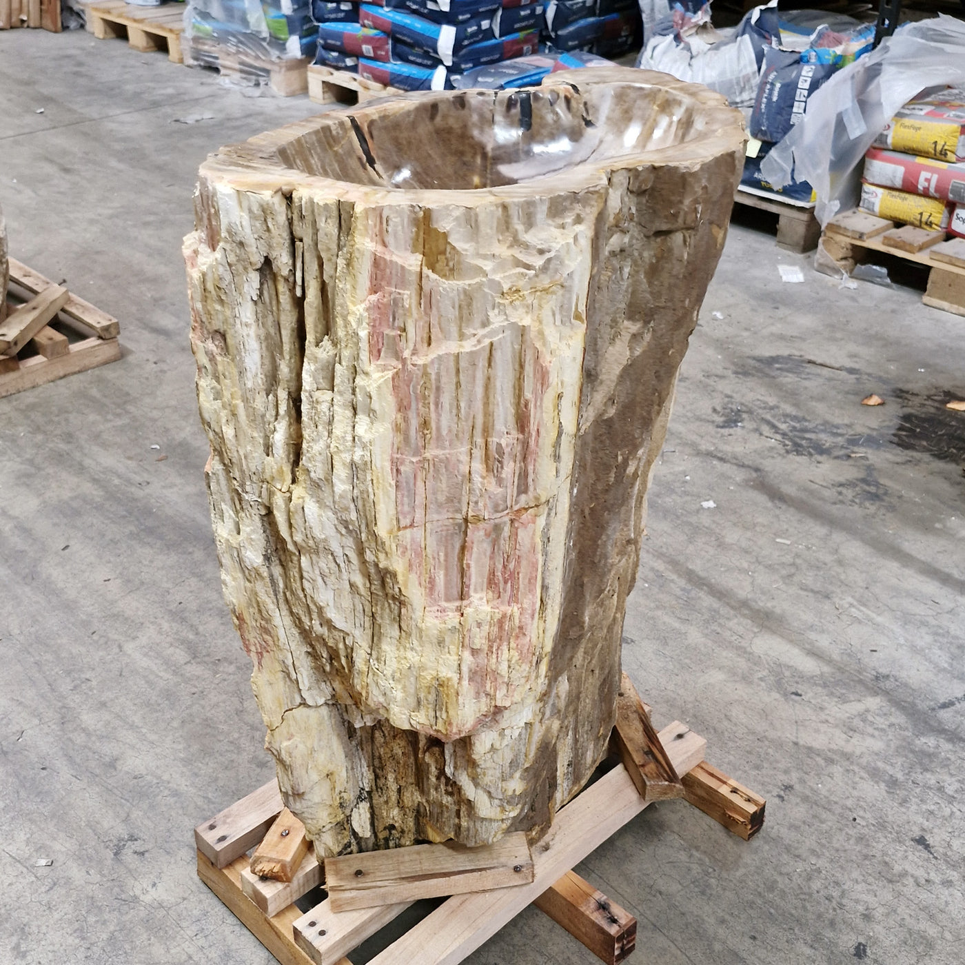 Standwaschbecken aus versteinertem Holz von Zakynthos, 60x39x90 cm, mit natürlicher Holzoptik für Badgestaltung.