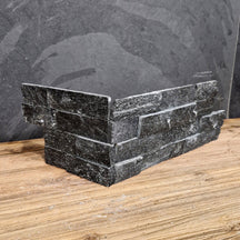 Naturstein Verblender aus Quarzit in Schwarz, Muster, mit Ecke, für elegante Wandgestaltung, von Muster