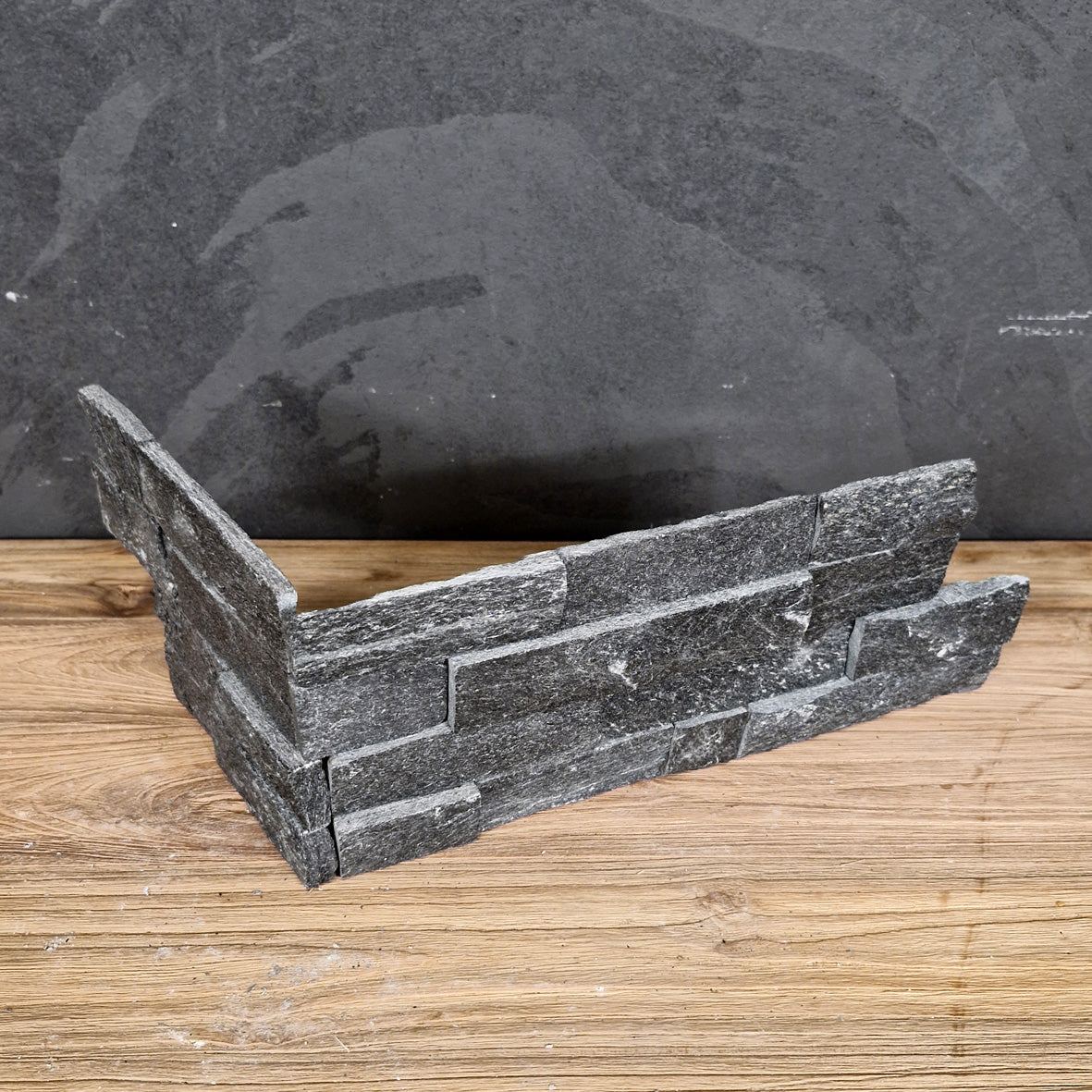 Muster Naturstein Verblender aus Quarzit Karbon Black, Eckansicht, strukturierte Oberfläche für stilvolle Wandgestaltung