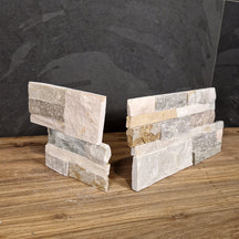 Naturstein Verblender aus Quarzit mit Blockmuster, Eckeansicht, robuste und elegante Fassadenverkleidung, Muster-Design.