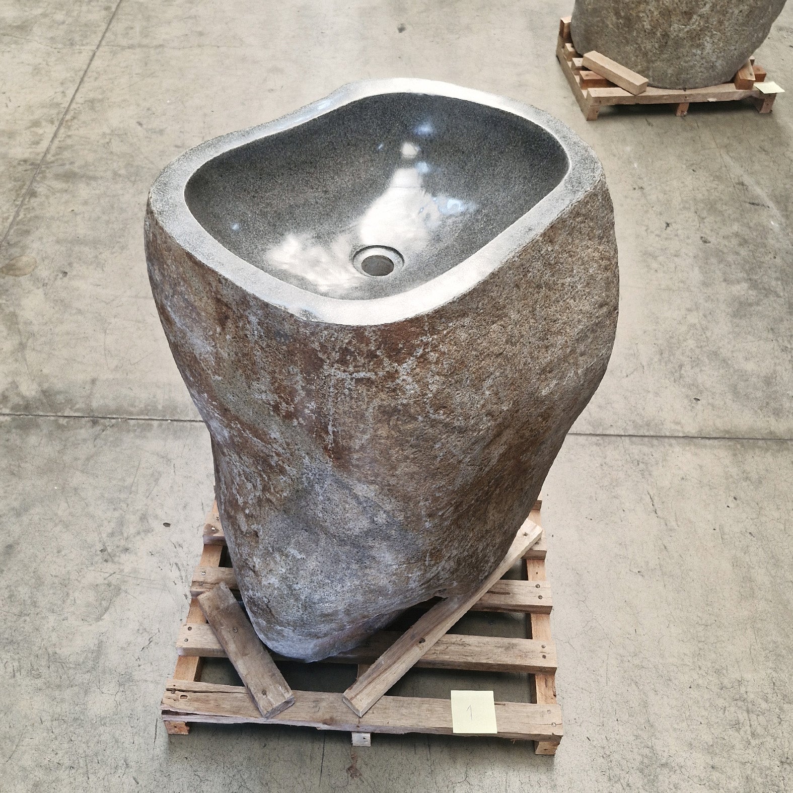 Rhodos Standwaschbecken aus Flussstein, 67x56x89 cm, handgefertigte Badgestaltung mit naturbelassenem Oberflächenfinish