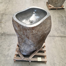 Rhodos Standwaschbecken aus Flussstein, 67x56x89 cm, handgefertigte Badgestaltung mit naturbelassenem Oberflächenfinish