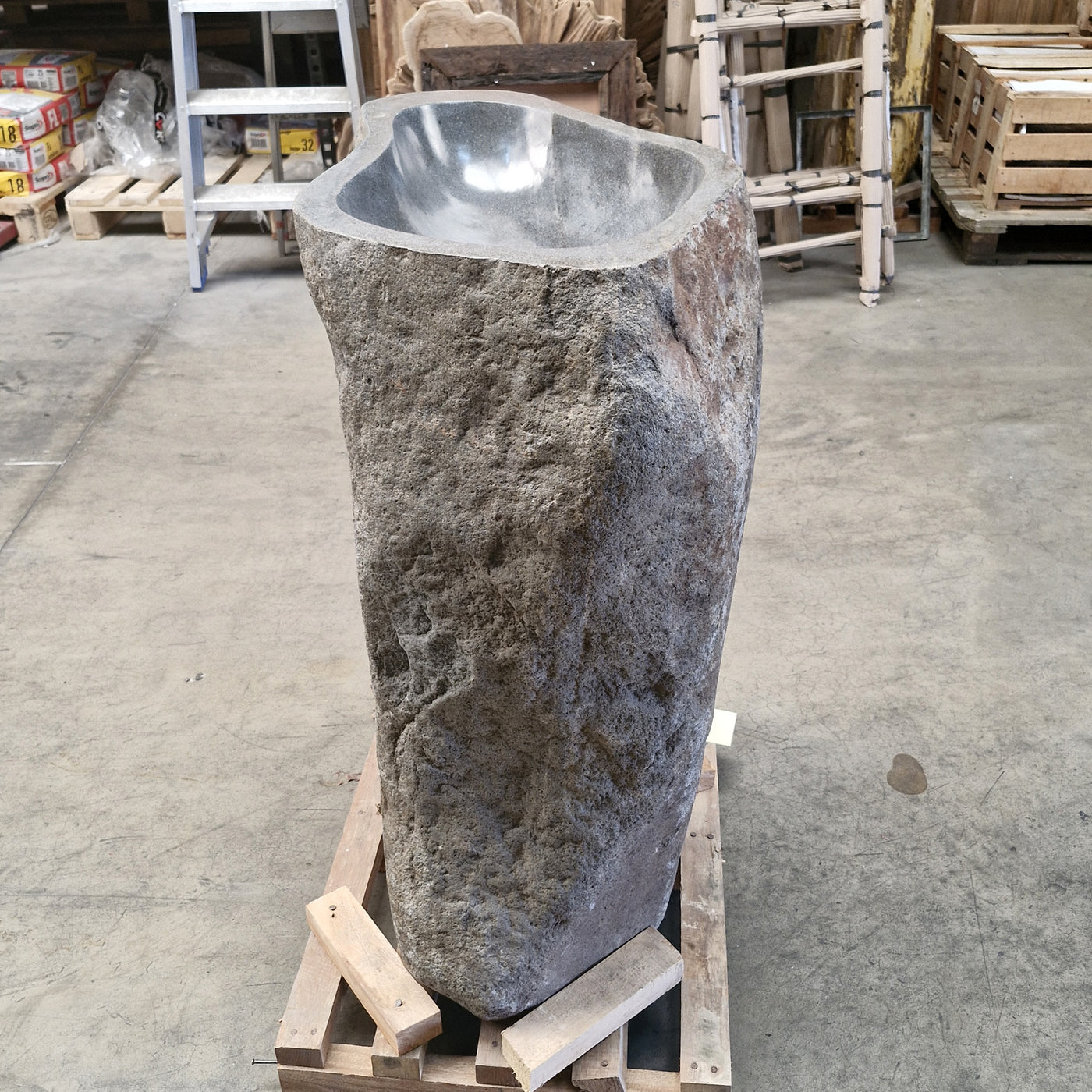 Rhodos Standwaschbecken aus Flussstein, Maße 67x42x90 cm, für Badgestaltung, natürliche Steinoptik, robust und stilvoll.