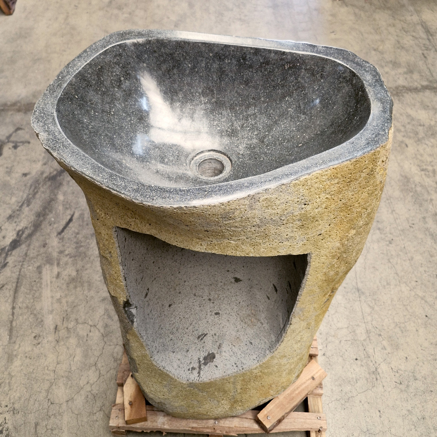 Standwaschbecken aus Flussstein von Rhodos, 55x40x90 cm, für Badgestaltung, naturbelassenes Design, robustes Material