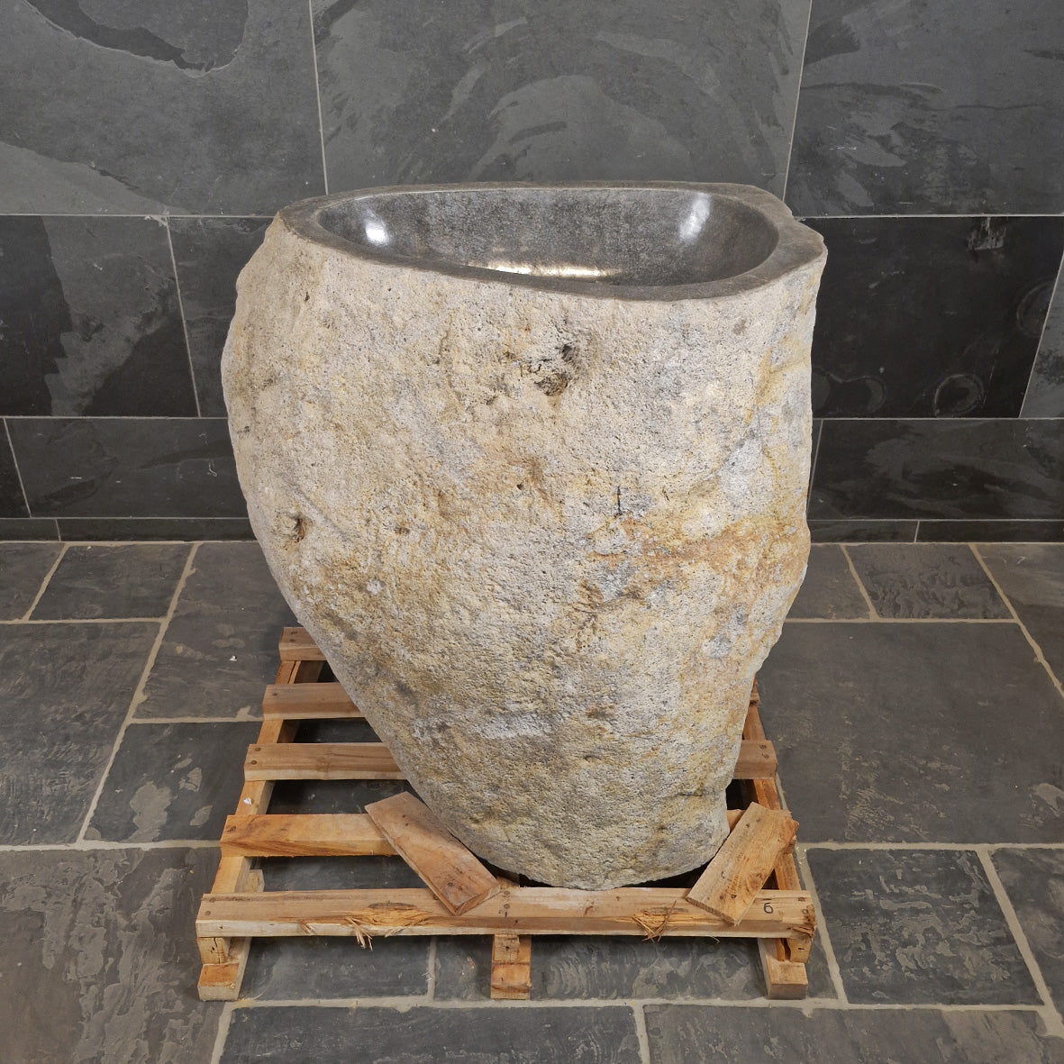 Standwaschbecken Flussstein von Rhodos, Badgestaltung aus Naturstein, Maße 86x53x90 cm, mit natürlicher Oberfläche.