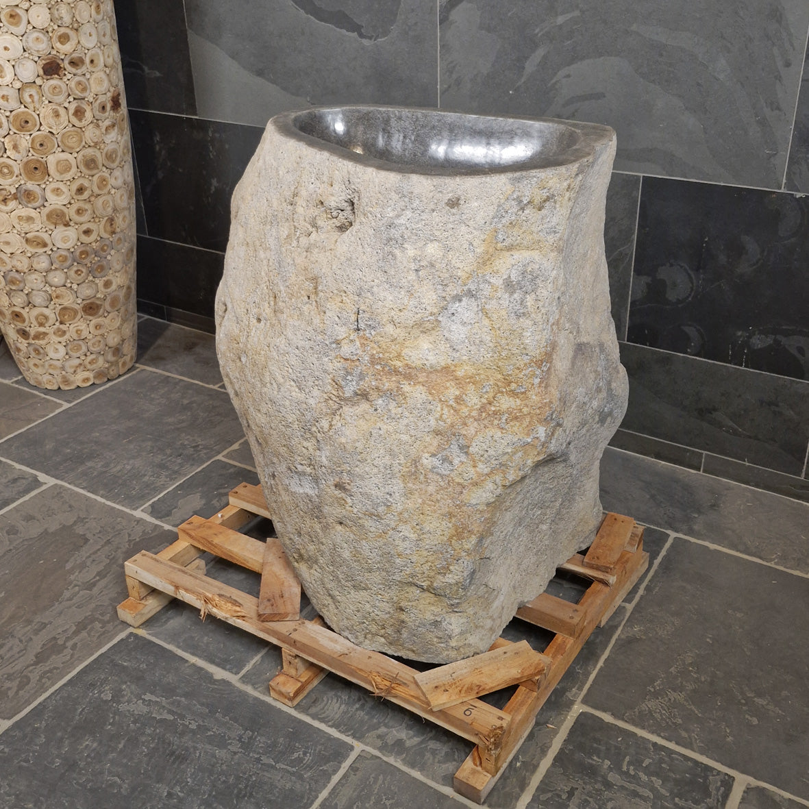 Standwaschbecken aus Flussstein von Rhodos, Badgestaltung, Maße 86x53x90 cm, naturbelassene Oberfläche, robustes Design