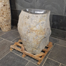 Standwaschbecken aus Flussstein von Rhodos, Badgestaltung, Maße 86x53x90 cm, naturbelassene Oberfläche, robustes Design