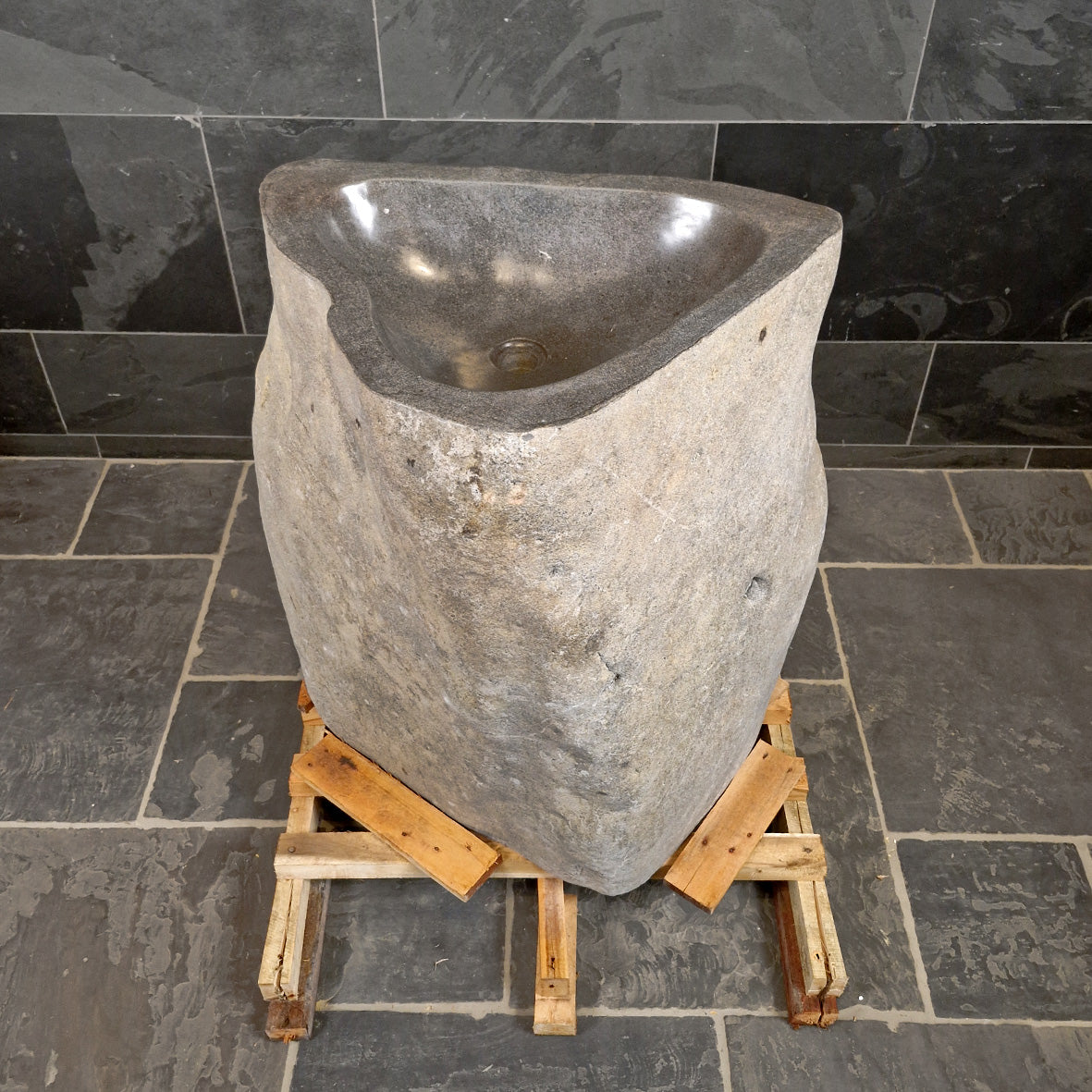 Standwaschbecken aus Flussstein von Rhodos, Badezimmergestaltung, Maße 70x53x90 cm, naturbelassenes Design, R15.