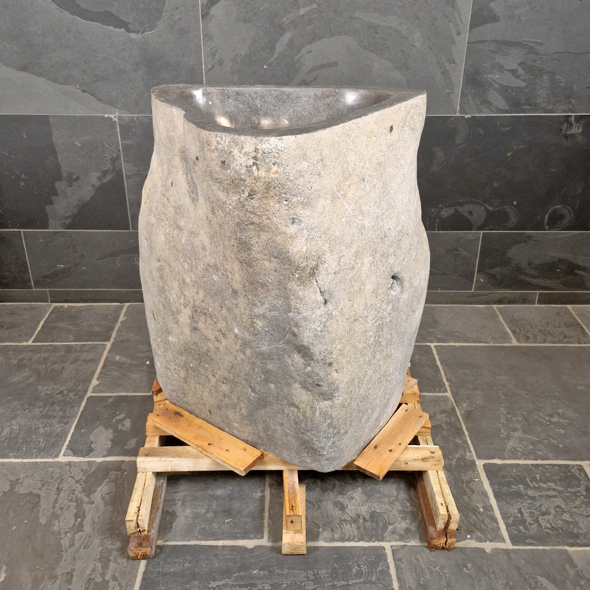 Standwaschbecken aus Flussstein, 70x53x90 cm, von Rhodos, für Badgestaltung, mit natürlicher Steinoptik.
