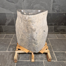 Standwaschbecken aus Flussstein, 70x53x90 cm, von Rhodos, für Badgestaltung, mit natürlicher Steinoptik.