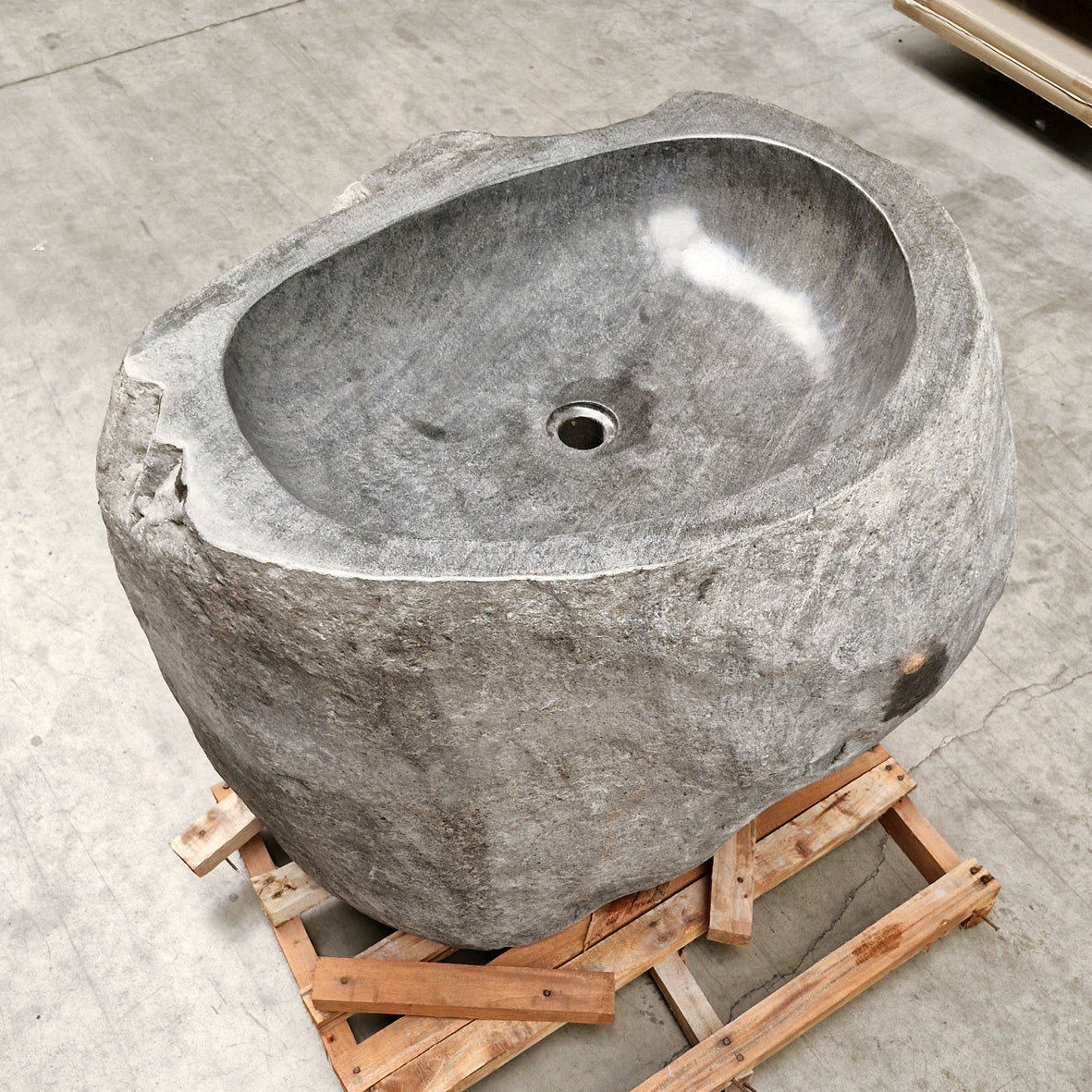 Rhodos Standwaschbecken aus Flussstein, 87x69x92 cm, moderne Badgestaltung, Naturstein-Design, robust und stilvoll