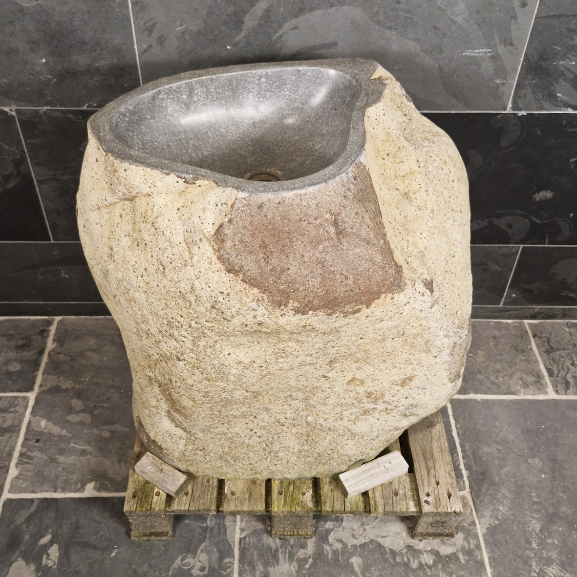 Rhodos Standwaschbecken aus Flussstein, 82 x 57 x 91 cm, für Badgestaltung, natürliche Steinoptik, modernes Badezimmerdesign