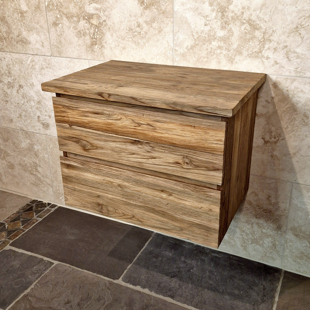 Hängeschrank aus Teakholz von RIAU, 65x48x44 cm, modernes Badmöbel mit stilvoller Holzoptik, ideal für Badgestaltung.