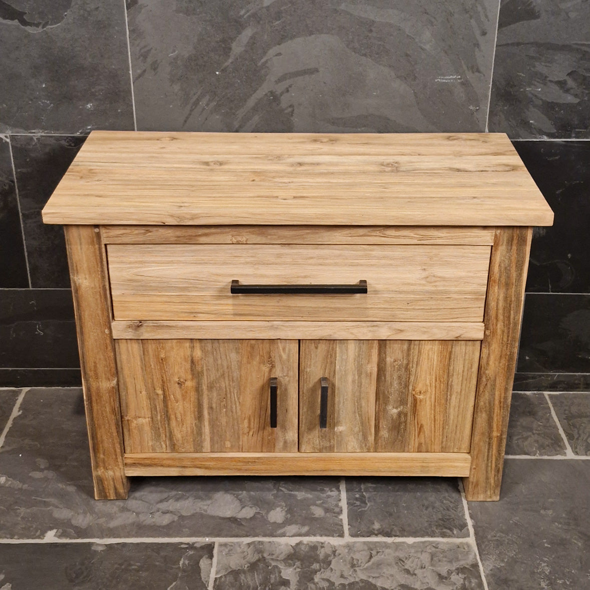 Hochwertiger Bad-Unterschrank aus Teakholz von RINCA, naturbelassenes Holz, stilvolle Badgestaltung, Maße 106x50x80cm.