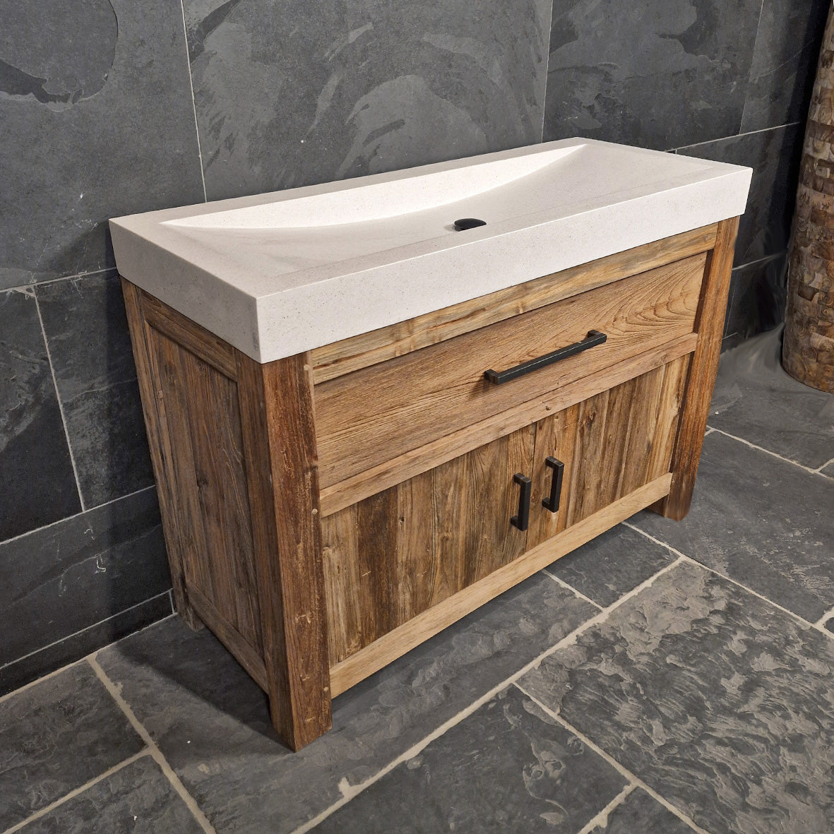Handgefertigte Badezimmermöbel mit Terrazzo-Waschtisch und Unterschrank aus Teakholz in natürlichem Design von RINCA