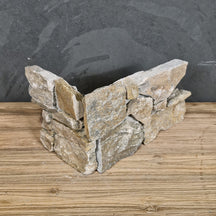 Naturstein-Verblender aus Quarzit von RUSTIQUE, zeigt eine stilvolle Wandverkleidung mit rustikaler Textur.