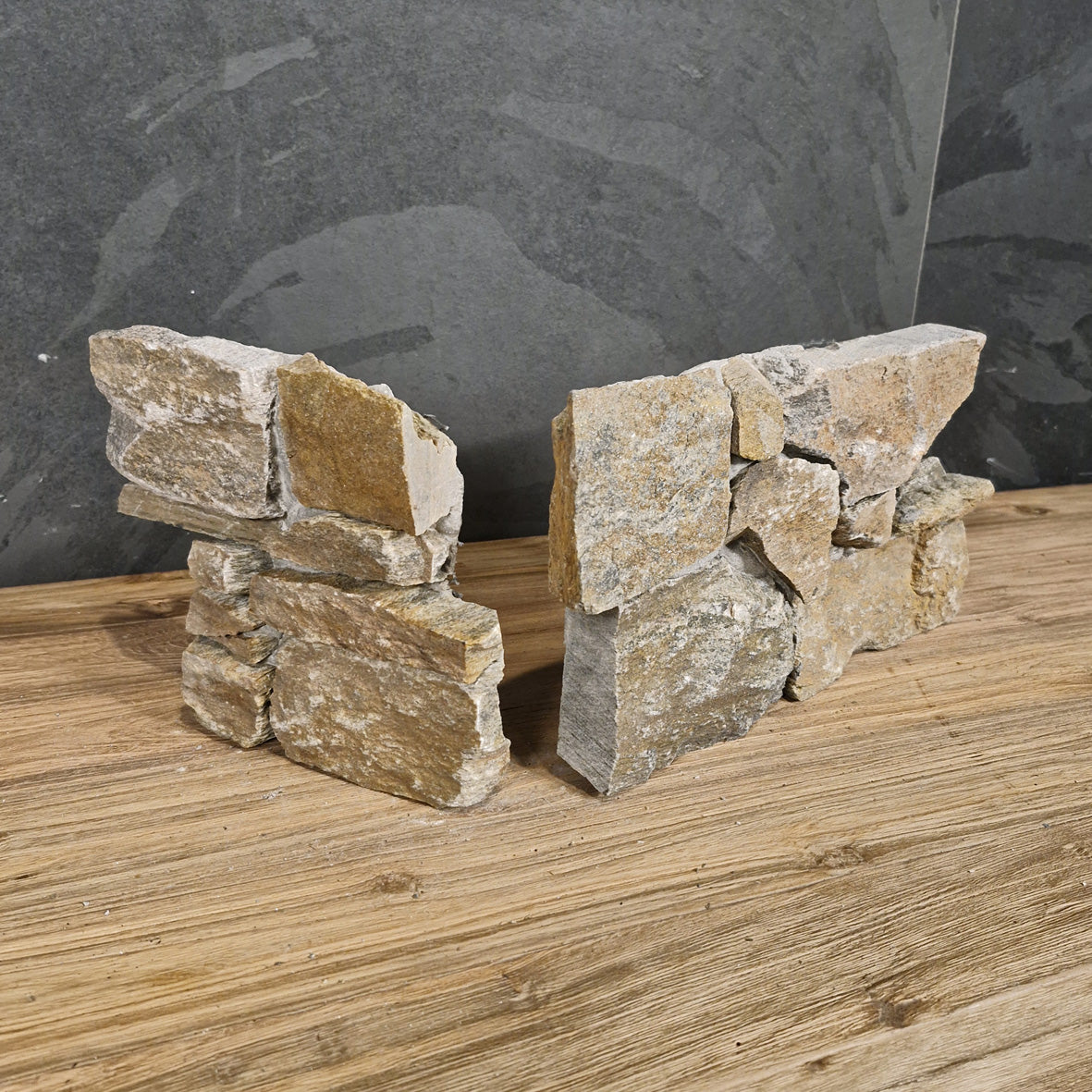 Rustique Quarzit Verblender aus Naturstein, detailreiche Ansicht des stilvollen Wandverblenders für moderne Fassaden.