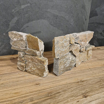 Rustique Quarzit Verblender aus Naturstein, detailreiche Ansicht des stilvollen Wandverblenders für moderne Fassaden.