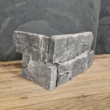 Muster Rocks Verblender in Schwarz, Naturstein, mit Eckstück-Design für stilvolle Wandverkleidung.