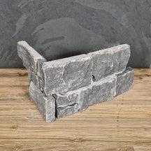 Muster Rocks Verblender aus Kalkstein in Schwarz, Naturstein-Muster für Wandgestaltung, zeigt die schwarz gefärbte Eckstück-Optik.