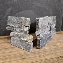Musterstück des Rocks Verblenders aus Quarzit Blau, Naturstein mit Eckdesign, von Muster.