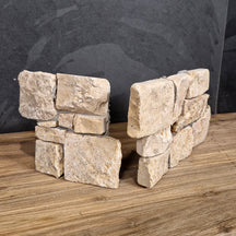 Muster von Rocks Verblender aus beige Kalkstein, Naturstein, mit rechteckigem Design und rustikaler Oberfläche.