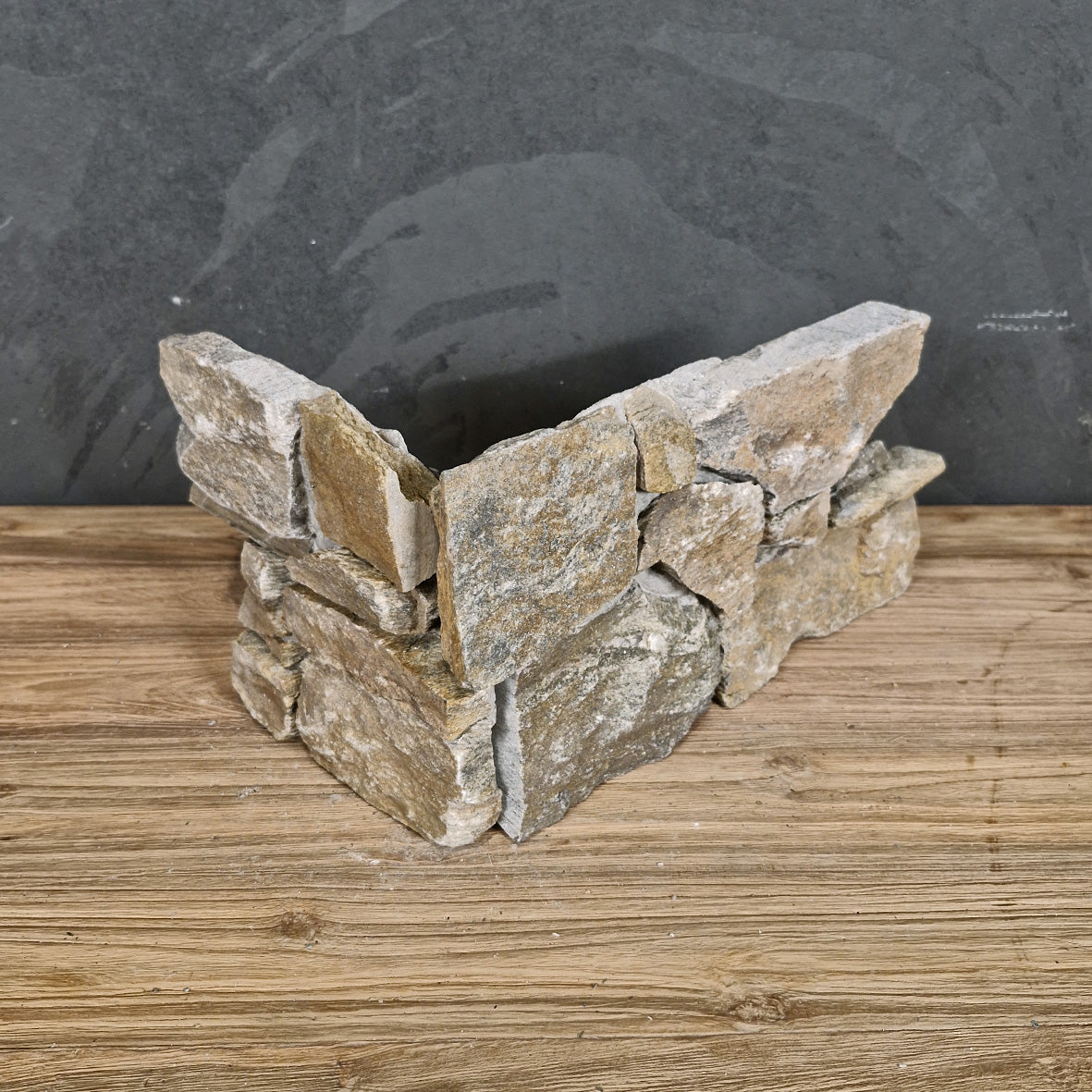 Muster Rocks Verblender aus Quarzit Rustique, Naturstein, Eckstück mit Muster, sichtbare Oberflächenstruktur und rustikale Optik