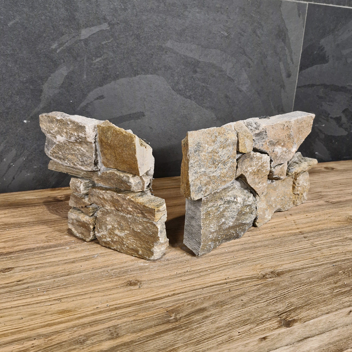 Naturstein-Muster Rocks Verblender aus Quarzit Rustique, Eckstück für Wandverkleidung, von Muster, zeigt rustikale Oberflächenstruktur