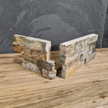 Rustikaler Naturstein-Verblender im Schiefer-Rustique-Muster, sichtbare Textur und natürliche Farbnuancen, ideal für Wandgestaltung