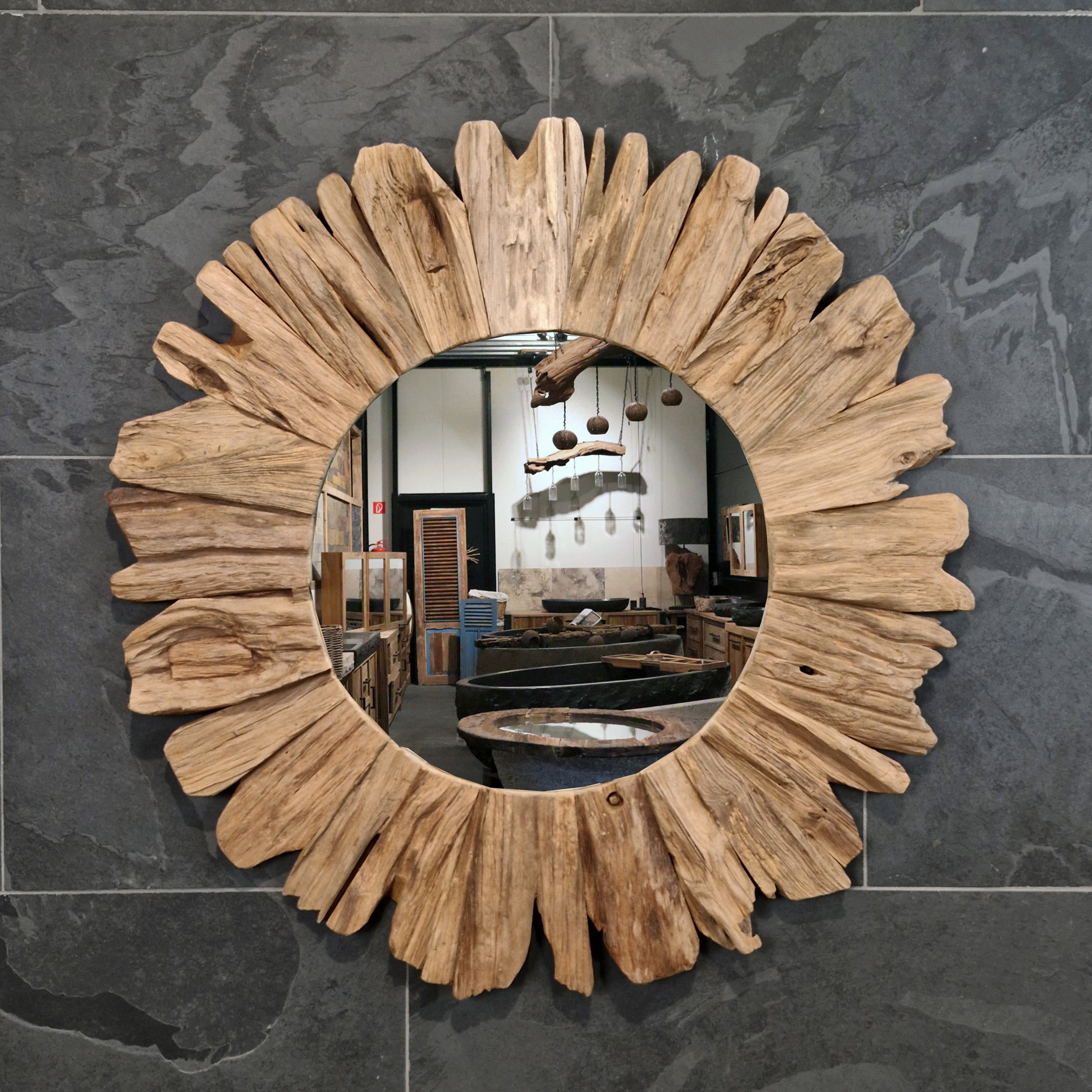 Runder Badspiegel aus recyceltem Teakholz, Durchmesser 90 cm, für Badezimmergestaltung, von Baumstumpf