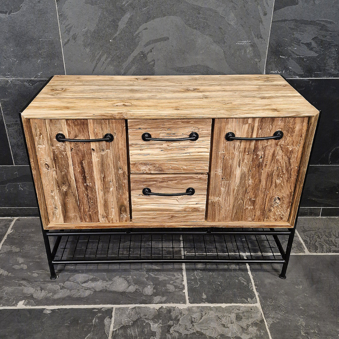 Kleiner Badschrank mit Ablage aus recyceltem Teakholz im Yogyakarta Design, mit Gitter-Front und natürlicher Holzoptik.