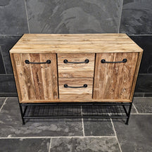 Kleiner Badschrank mit Ablage aus recyceltem Teakholz im Yogyakarta Design, mit Gitter-Front und natürlicher Holzoptik.