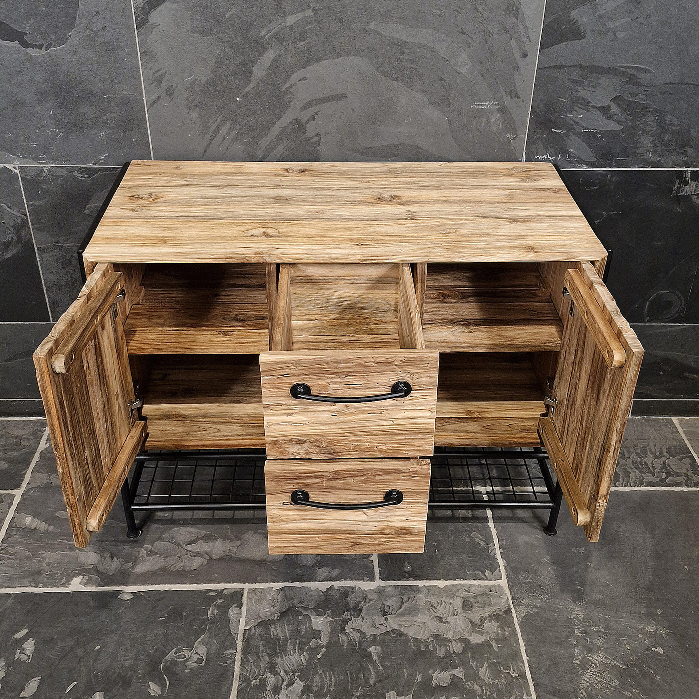Kleiner Badschrank mit Ablage aus recyceltem Teakholz, Yogyakarta, mit Gitterdesign, Maße 100x47x80cm.