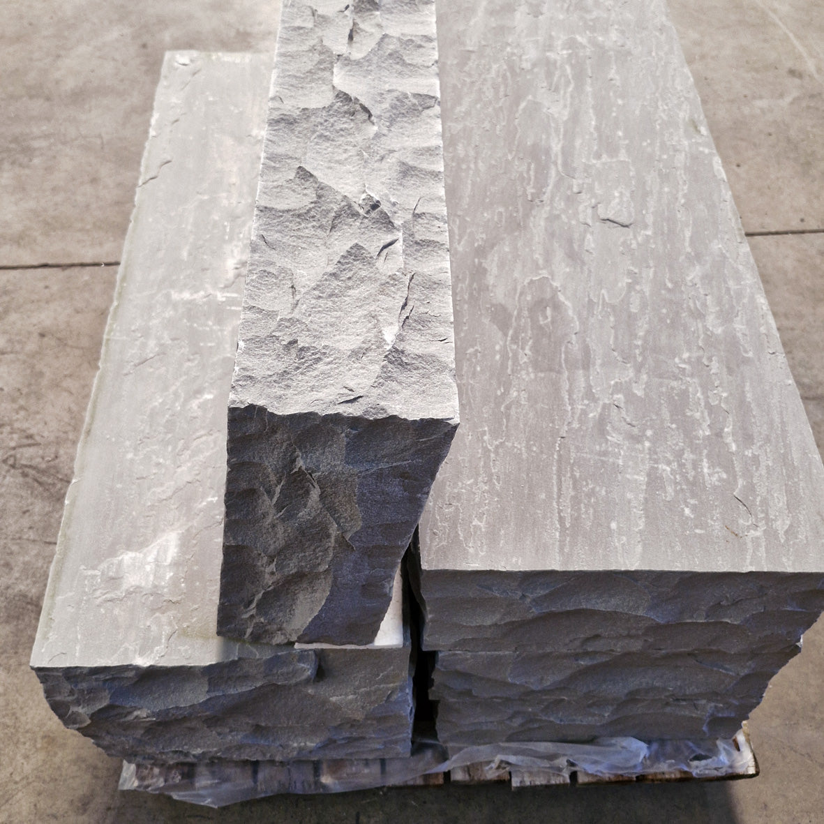Graue Sandstein-Blockstufen aus Naturstein, Kantsteine, Maße 100 x 35 x 15 cm, für Garten und Wege.