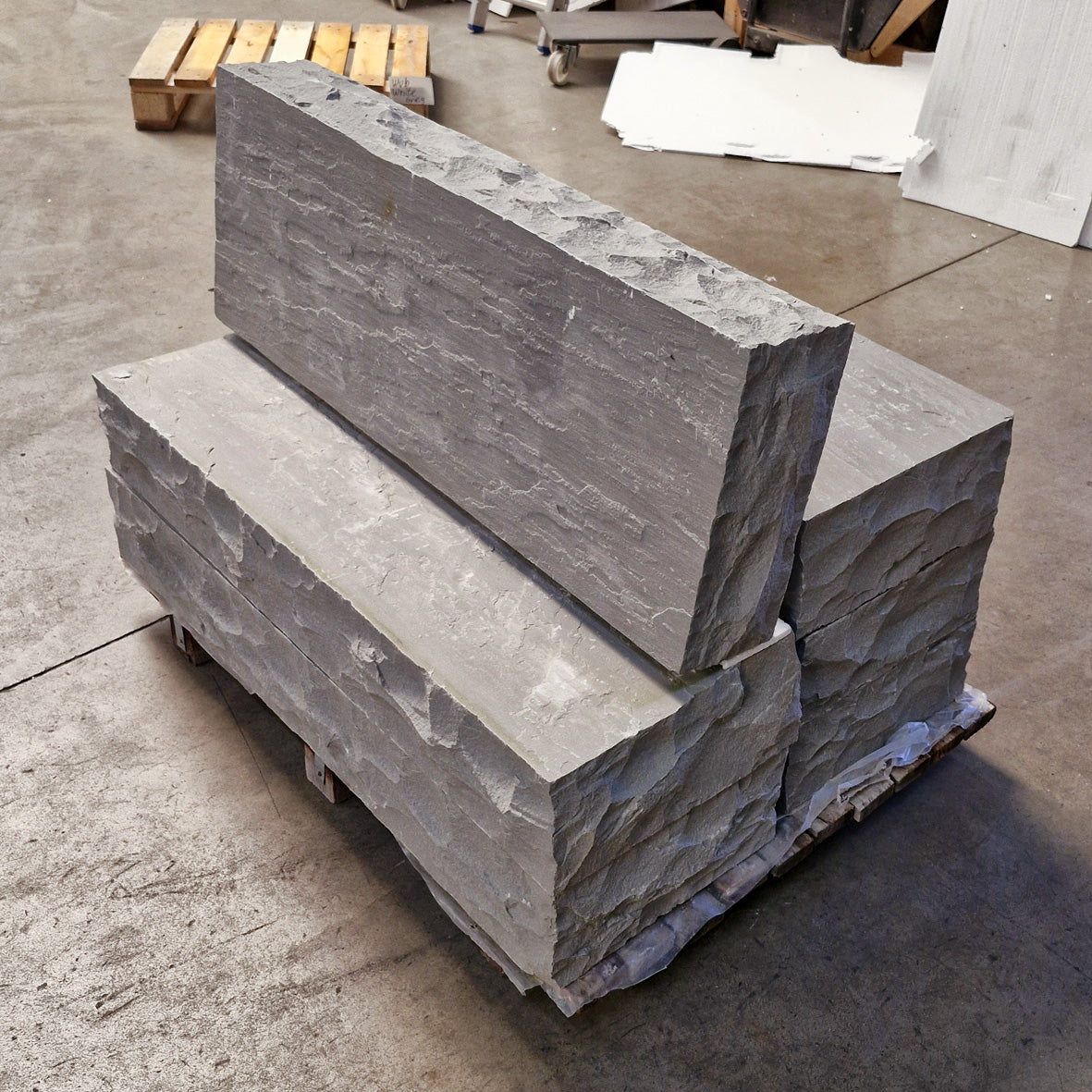 Graue Sandstein-Blockstufen aus Naturstein, 100 x 35 x 15 cm, Kantsteine für Treppen und Wege.