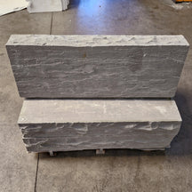 Graue Sandstein-Blockstufen, Naturstein Kantsteine, 100 x 35 x 15 cm, für Garten und Gehwege, stabile Außenkanten