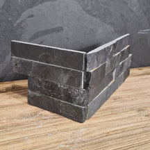 Naturstein Verblender Schiefer Grey Muster, Ecke, zeigt die strukturierte Oberfläche und natürliche Farbgebung des Schiefers.