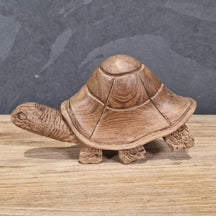 Recycelte Teakholz-Schildkröte als Badgestaltung, kleine Dekofigur, naturbelassen, detailreiche Tier-Deko für Badräume