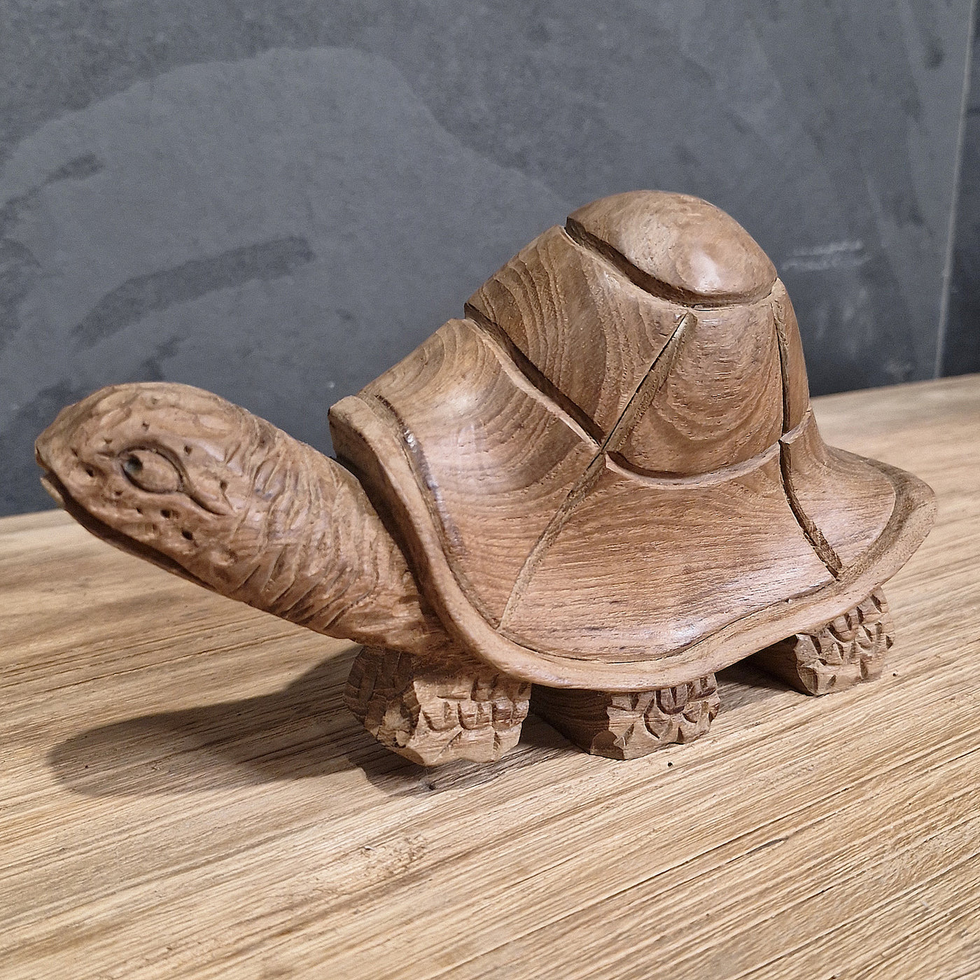 Kleine Deko Schildkröte aus recyceltem Teakholz, für Badgestaltung, von der Marke TIERE, links im Bild, Maße 22x5x13cm