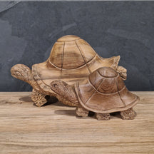 Recycelte Teakholz-Schildkröte als Badgestaltung, mittelgroß und klein, dekoratives Tier-Design für Badezimmer.