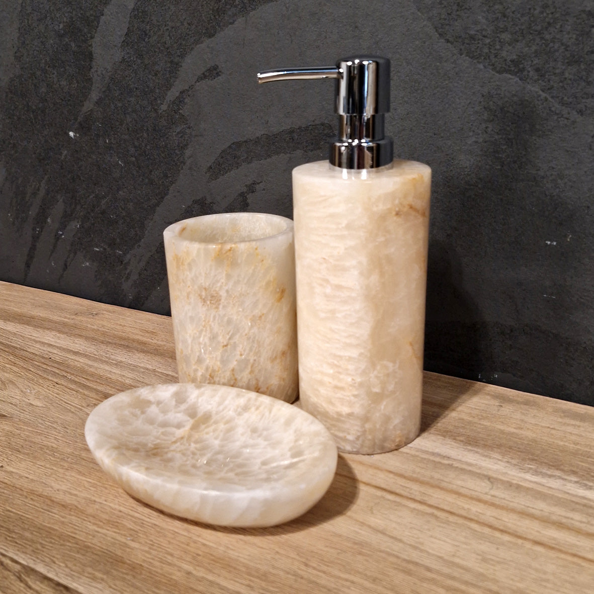 Beiges Onyx 3-teiliges Badgestaltungs-Set mit Seifenspendern, eleganter, gerader Stil für modernes Badezimmerdesign.