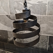 Hängelampe SPIRALE aus Teakholz, spiralförmiges Design, ideal für Badgestaltung, natürliche Holzoptik, elegante Deckenlampe