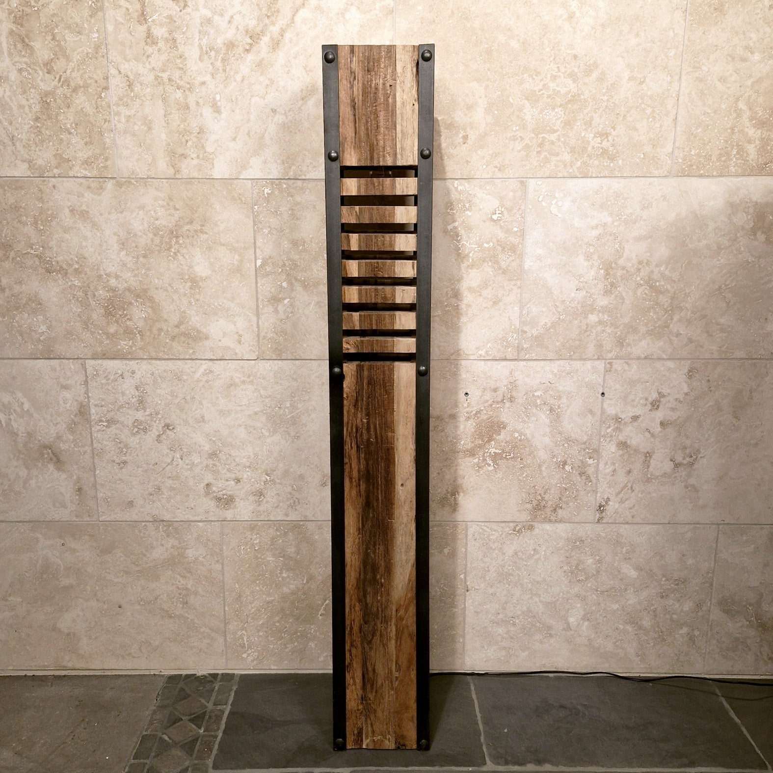 Indische Stehlampe aus Teakholz, Badgestaltung, mit naturalem Holzdesign und eleganter Beleuchtung, Maße 20x20x145cm.