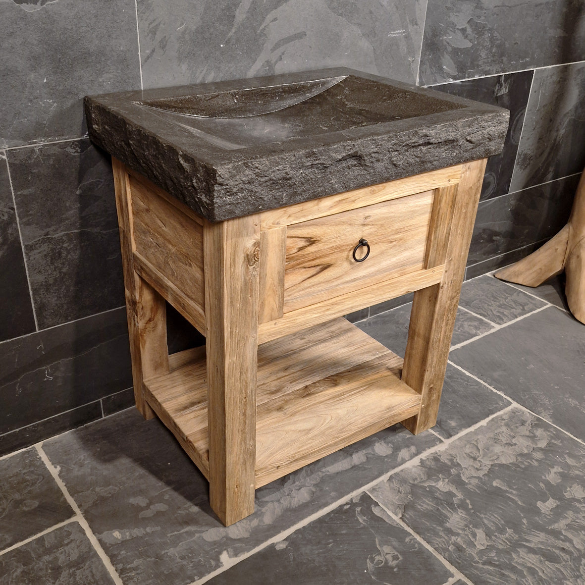Kleiner Unterschrank mit Waschtisch aus recyceltem Teakholz, Badgestaltung von Sulawesi, 86 cm breit, mit Bilbao Blaustein.