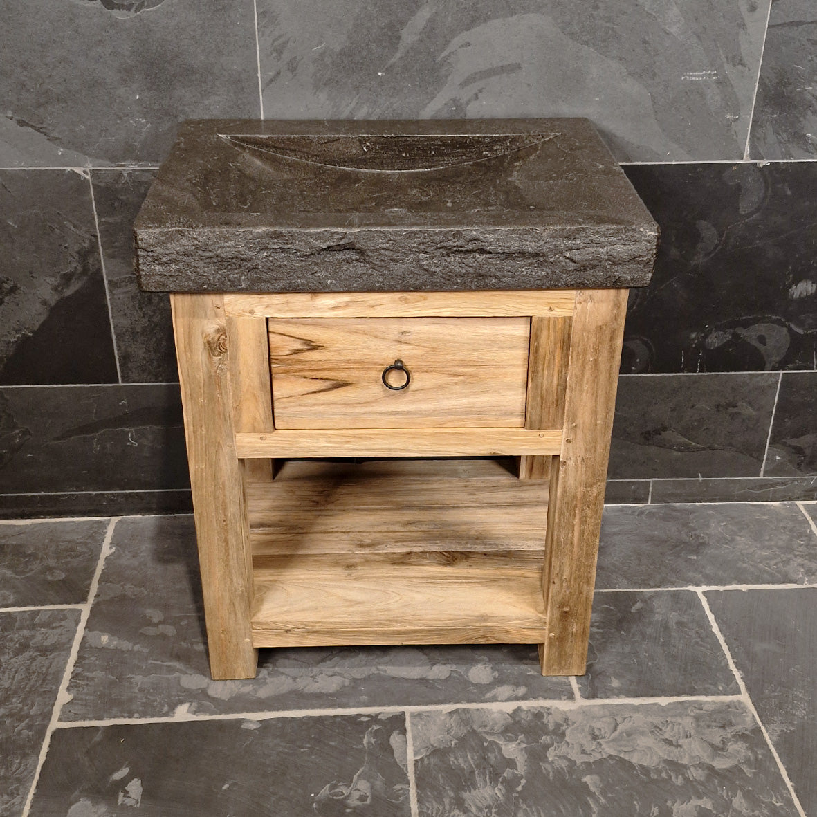 Kleiner Unterschrank mit Waschtisch aus recyceltem Teakholz, Badgestaltung von Sulawesi, mit Bilbao Blaustein, 86 cm breit
