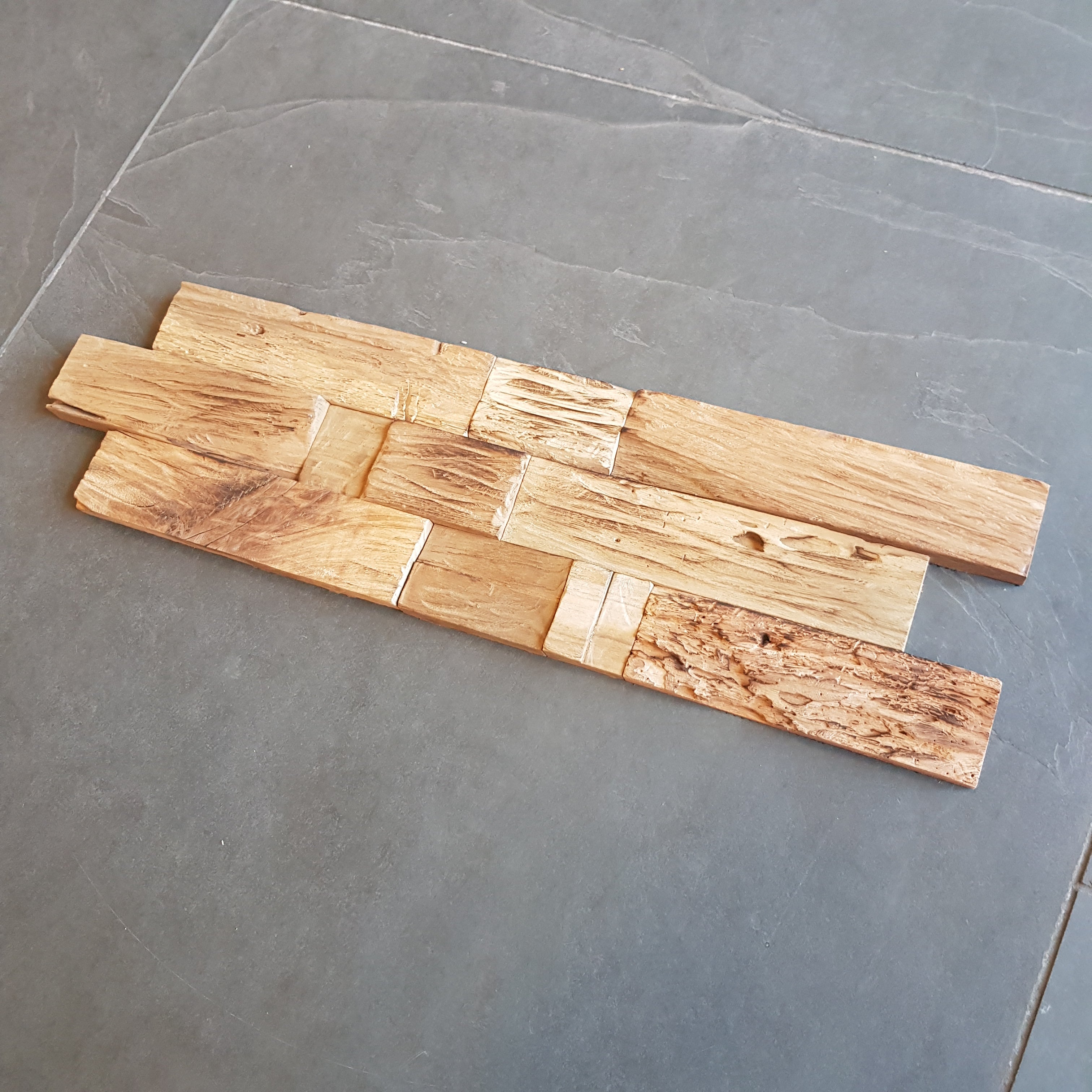 Holzpaneele aus Teakholz als Wandverblender, dekorative Wandverkleidung aus altem Teakholz von MONDO