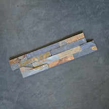 Naturstein Verblender Schiefer Rusty Grey Muster, strukturierte Oberfläche für Wandgestaltung, natürliche graue Farbtöne.