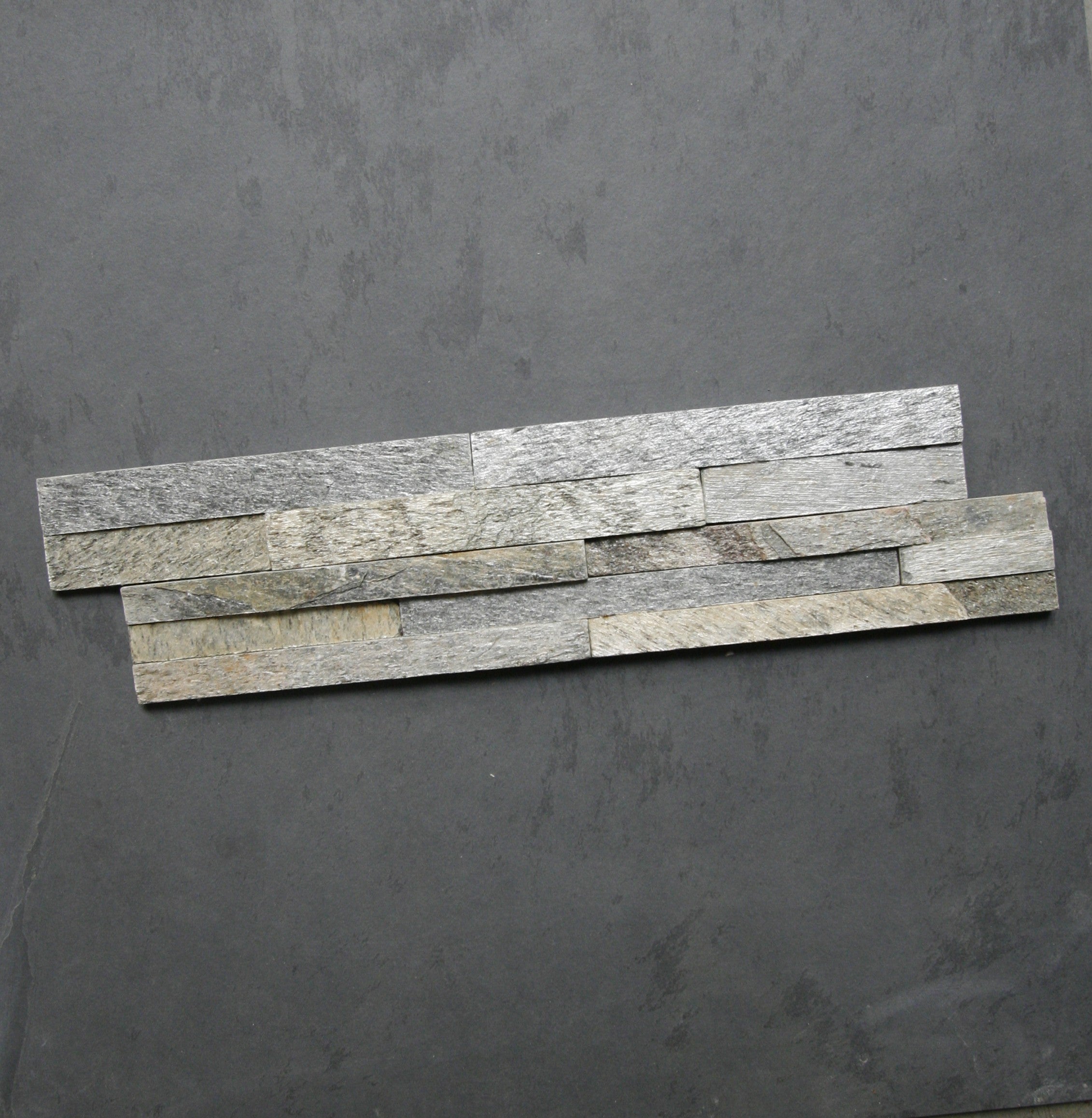 Muster Naturstein Verblender aus Quarzit Silver Shine, Wandverkleidung mit schimmerndem Schiefer-Effekt für elegante Raumgestaltung