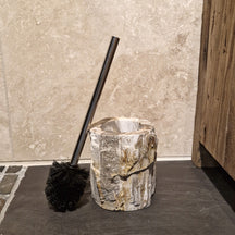 WC-Bürstenhalter aus versteinertem Holz, Fossil Wood, für Badezimmergestaltung, zeigt den stilvollen Badzubehör-Holder.